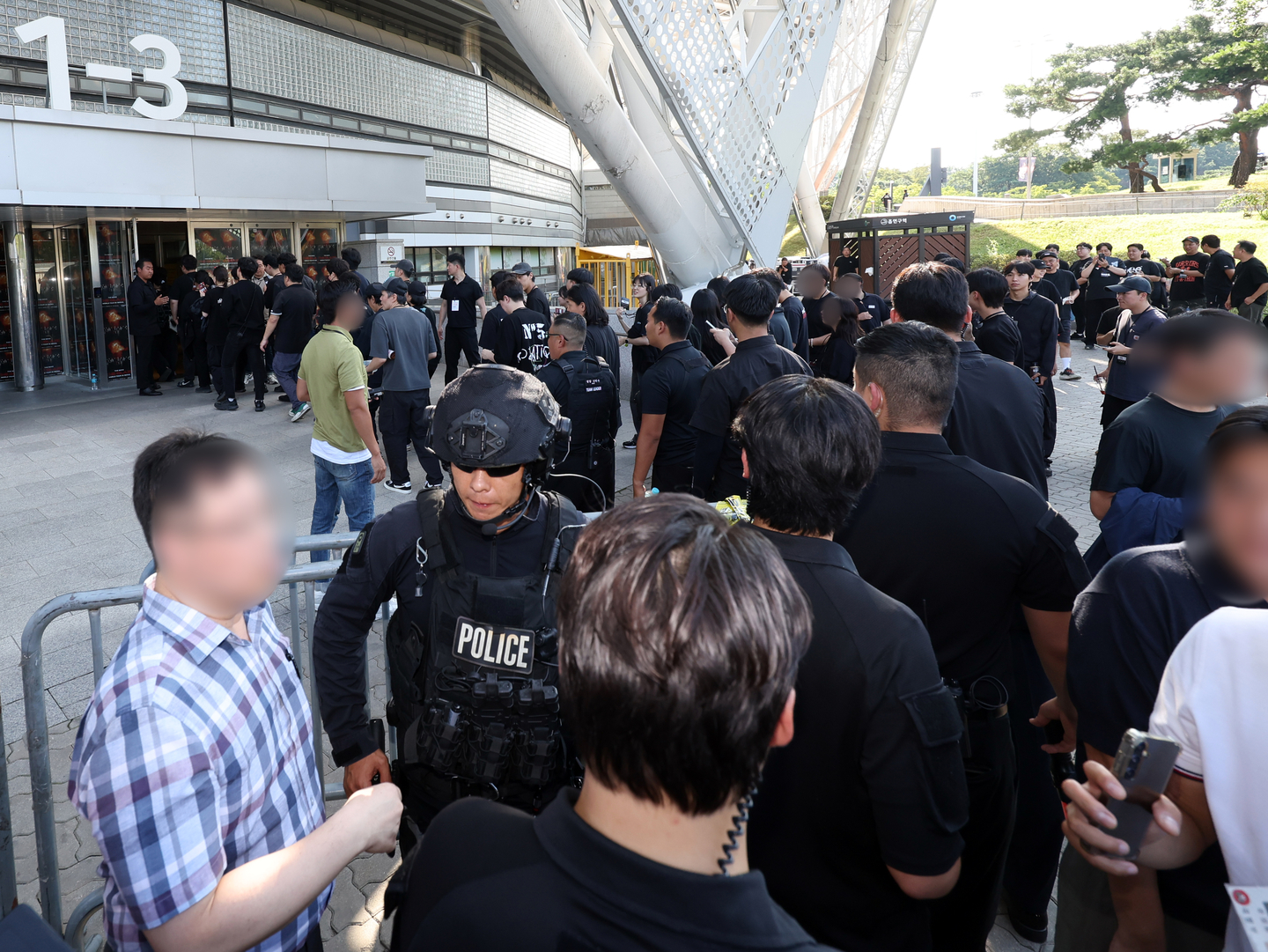 Concertgoers enter the KSPO Dome in southern Seoul after officials search the venue for possible explosives on Aug. 10. [NEWS1]