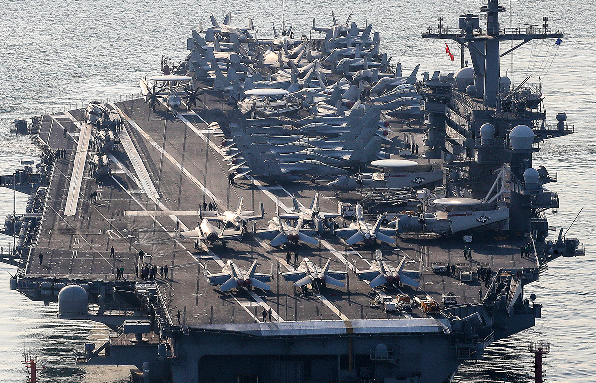 The U.S. Navy’s nuclear-powered aircraft carrier USS George Washington (CVN-73) enters the Busan Naval Operations Base in Nam District, Busan, on the morning of Nov. 5. [NEWS1] 