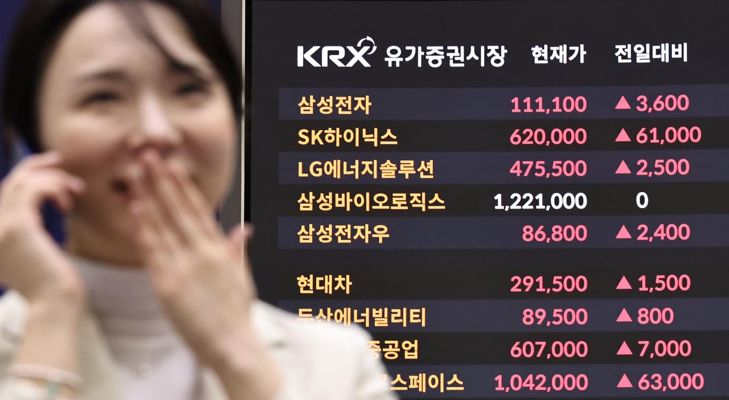 Company stocks are listed on a screen at Korea Exchange's office in Yeongdeungpo District, western Seoul, on Nov. 3. [YONHAP] 