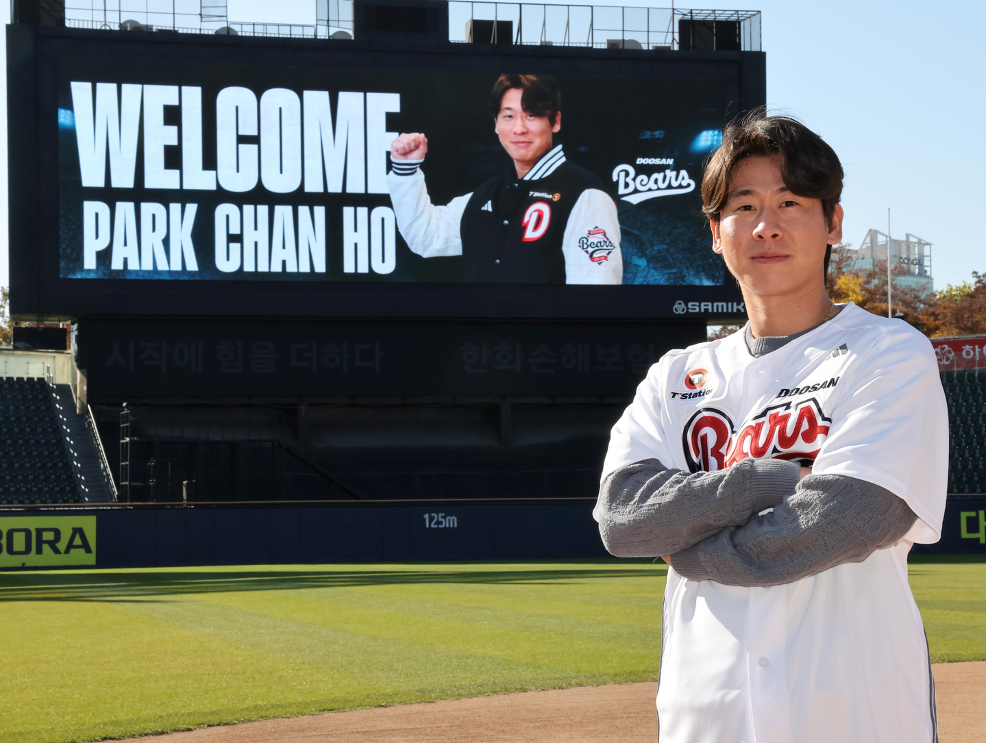 Doosan Bears shortstop Park Chan-ho poses in his new uniform at Jamsil Baseball Stadium in Seoul after signing with the KBO club as a free agent on Nov. 18 in this photo provided by the Bears. [DOOSAN BEARS]