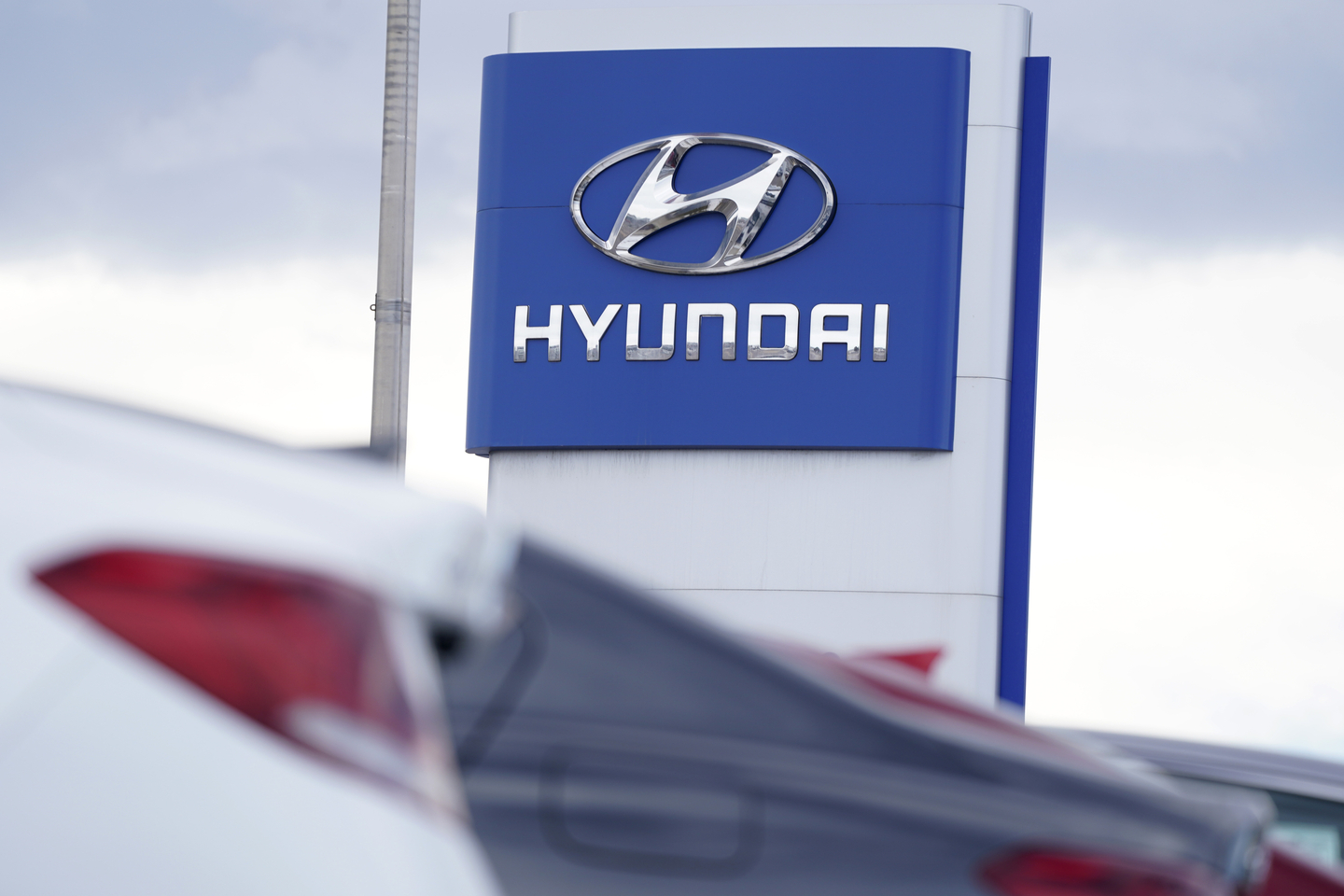 The Hyundai company logo hangs over a long row of cars at a car dealership in Centennial, Colo., Sunday, Dec. 20, 2020. [AP/YONHAP]