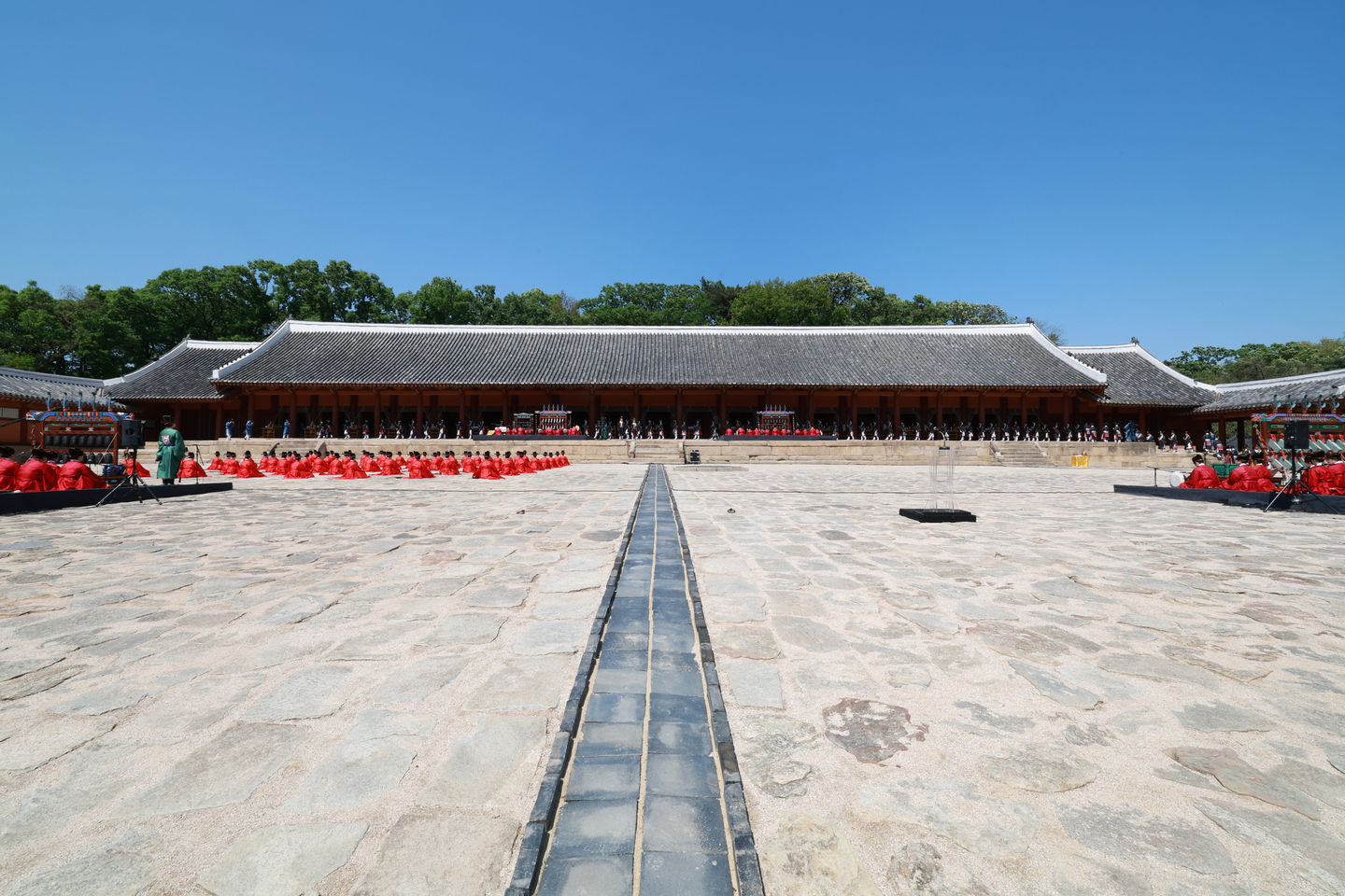 The Jongmyo Jerye, a royal ancestral rite honoring the kings and queens of the Joseon Dynasty (1392-1910), takes place at Jongmyo Shrine in Jongno District, central Seoul, on May 4. The ceremony, held annually in May, is the largest and most significant of the Joseon royal rituals. [YONHAP]