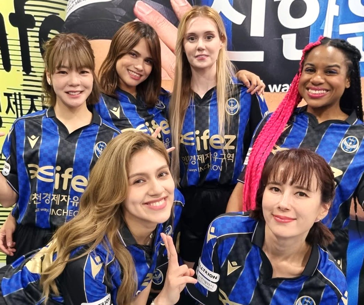 Natalia Frias Crespo poses for a photo with her teammates. [NATALIA FRIAS CRESPO]