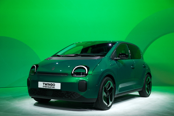 The new Renault Twingo EV is unveiled during a media preview presentation in Ivry-sur-Seine near Paris on Oct. 31. [REUTERS/YONHAP] 