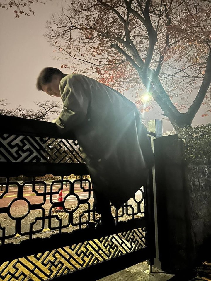 National Assembly Speaker Woo Won-shik scales a fence of the parliament building in Yeouido, western Seoul, on Dec. 3, 2024, to circumvent police blocking people from entering parliament. [YONHAP]
