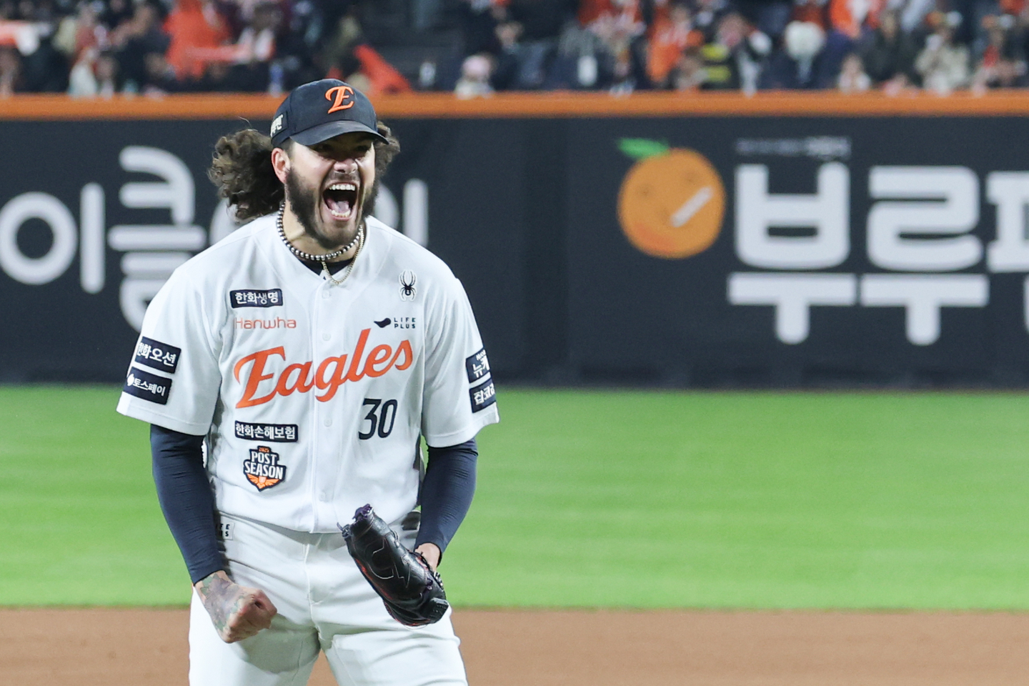 Hanwha Eagles starter Cody Ponce celebrates after striking out Moon Bo-gyeong of the LG Twins during Game 3 of the Korean Series at Daejeon Hanwha Life Ballpark in the central city of Daejeon, on Oct. 29.  [YONHAP] 