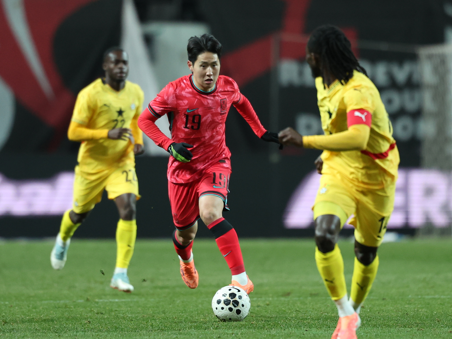 Lee Kang-in in action against Ghana at Seoul World Cup Stadium in western Seoul on Nov. 18.  [NEWS1]