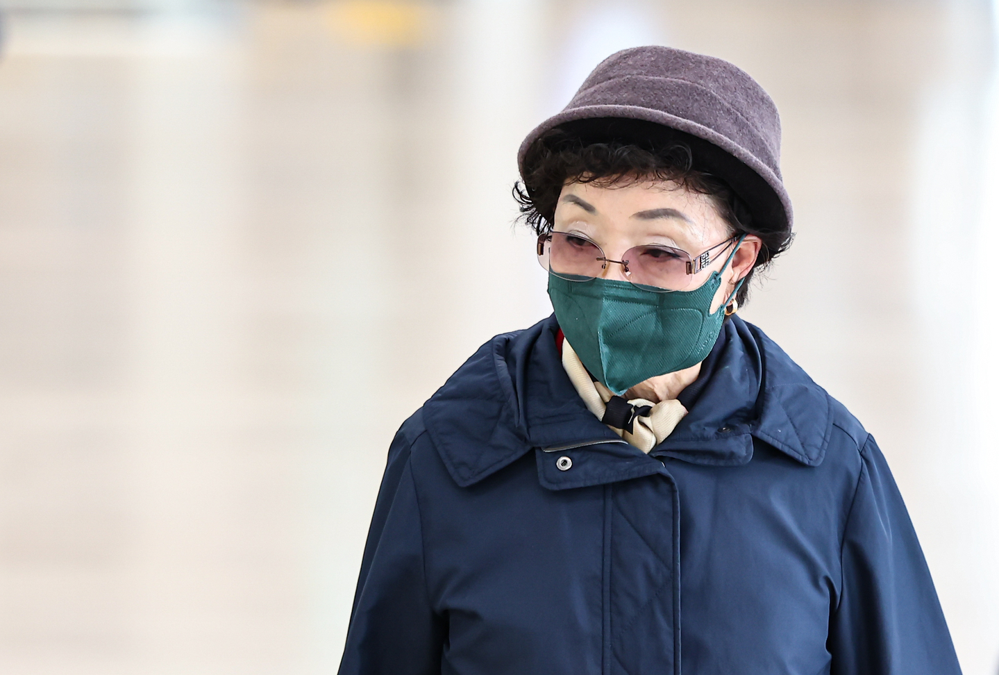 Choi Eun-soon, mother of Kim Keon Hee, the wife of former President Yoon Suk Yeol, appears for questioning as a suspect at the special counsel’s office investigating Kim at the KT Gwanghwamun West Building in Jongno District, central Seoul, on Nov. 4. [NEWS1]