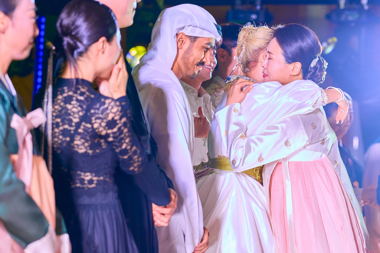 First Lady Kim Hea Kyung, right, embraces soprano Sumi Jo, after Jo's performance held at the Qasr Al Watan presidential palace in Abu Dhabi on Nov. 18, during President Lee Jae Myung's state visit to the United Arab Emirates. [JOINT PRESS CORPS]