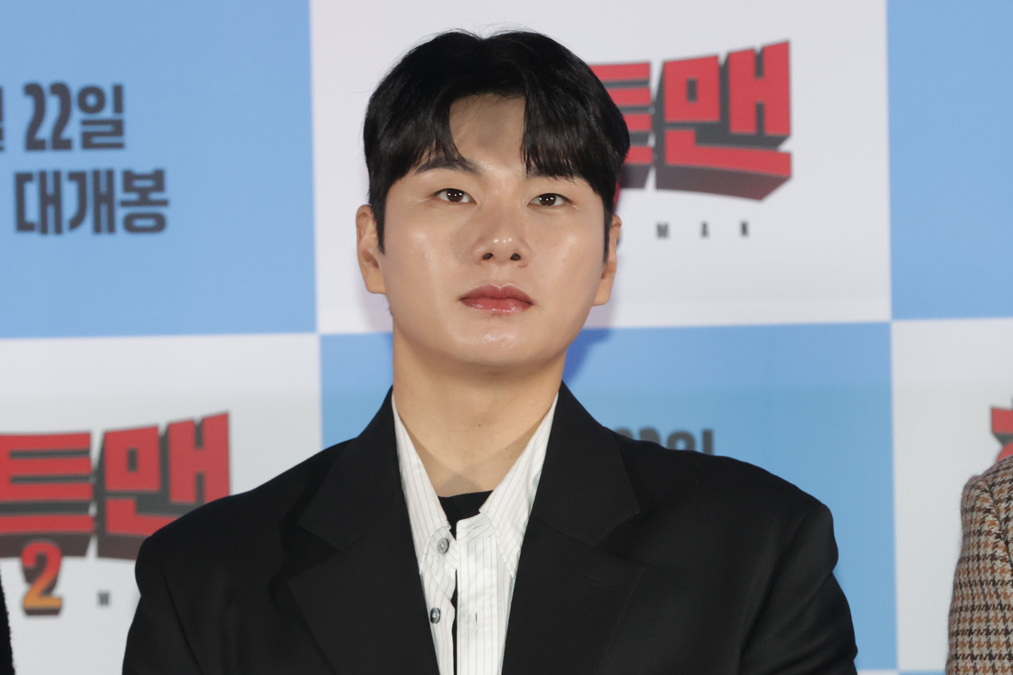 Actor Lee Yi-kyung listens to a reporter's question at a press conference in Yongsan District, central Seoul, on Jan. 15. [YONHAP]