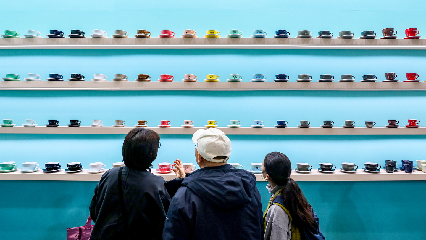  Visitors browse coffee cups on display at the 24th Seoul Cafe Show at Coex in Gangnam District, southern Seoul, on Nov. 19. [YONHAP]