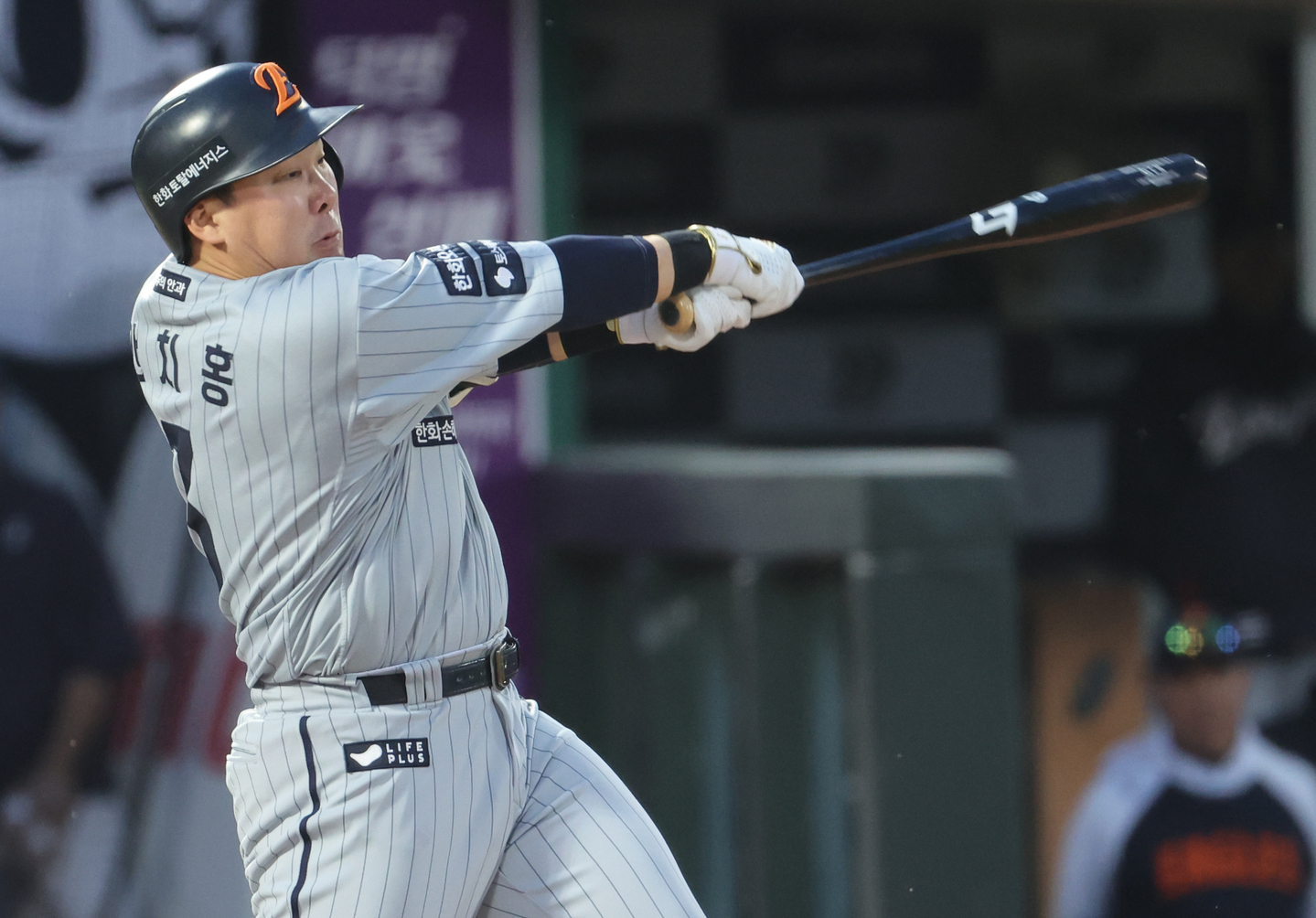 Hanwha Eagles infielder An Chi-hong is seen hitting a bat during a game against the Lotte Giants at Sajik Stadium in Busan on April 24. [YONHAP] 