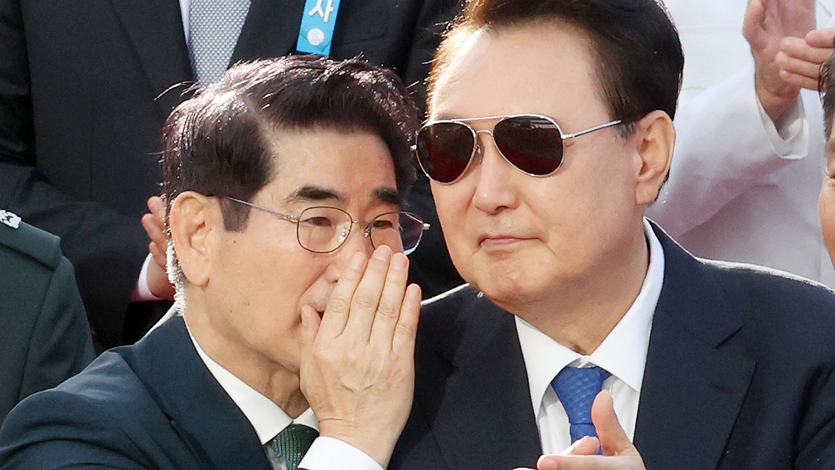 Former President Yoon Suk Yeol, right, listens to former Defense Minister Kim Yong-hyun during a military event held in Gwanghwamun, central Seoul, on Oct. 1, 2024. [JOINT PRESS CORPS]