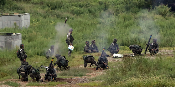 Soldiers are seen firing 81-millimeter mortar rounds during a training exercise at an Army base in Incheon on Sept. 7, 2017, in this photo unrelated to the story. [YONHAP]