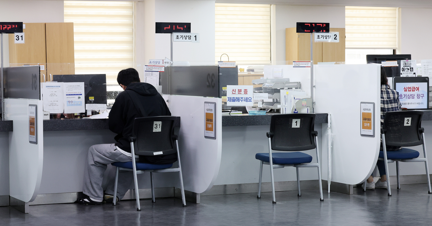 A job seeker is seen receiving counseling at an employment welfare center in Mapo District, western Seoul, on Oct. 17. [NEWS1]