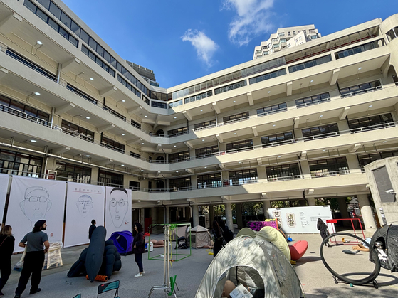 The “Artist Treat” contemporary art exhibition is taking place at a former elementary school in the Huangpu District on Nov. 14. [LEE JIAN]