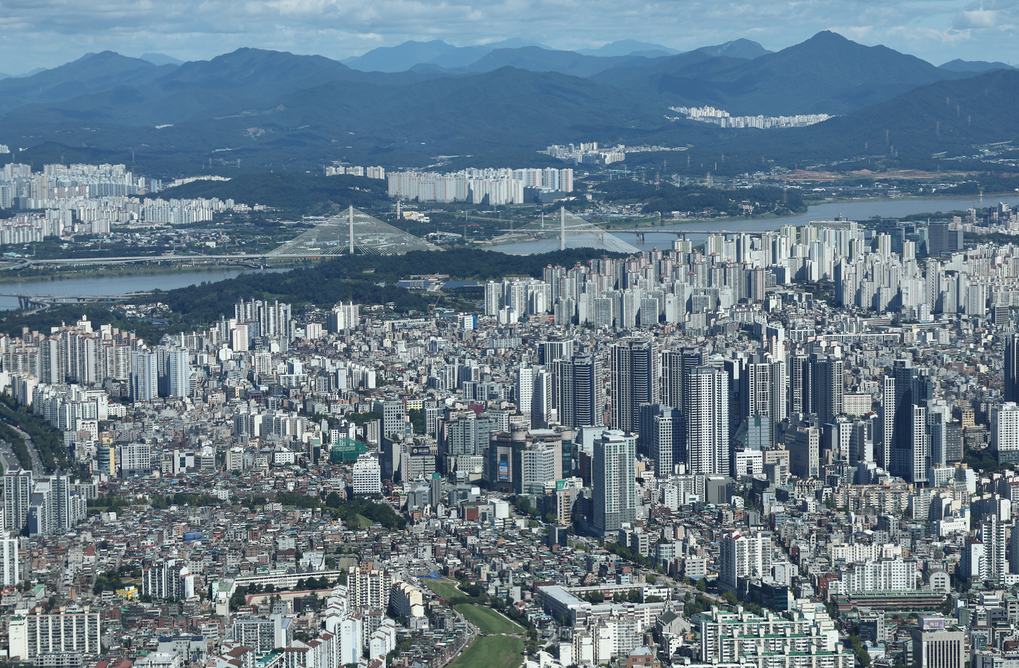 Apartment buildings are seen from the Seoul Sky observatory in Songpa District, southern Seoul, on Sept. 21. [NEWS1]