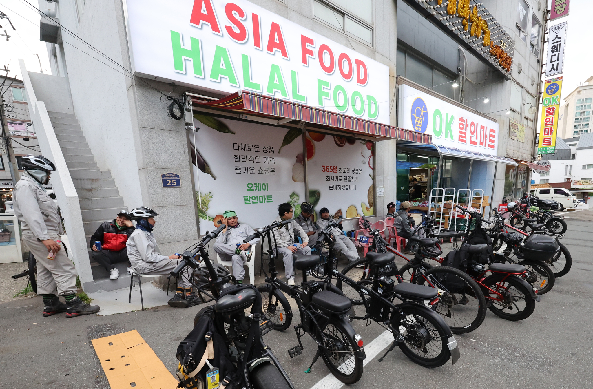 Foreign workers from Samsung Heavy Industries visit Asia Mart in Geoje, South Gyeongsang, to buy groceries after finishing their shifts on June 5. [JOONGANG ILBO]