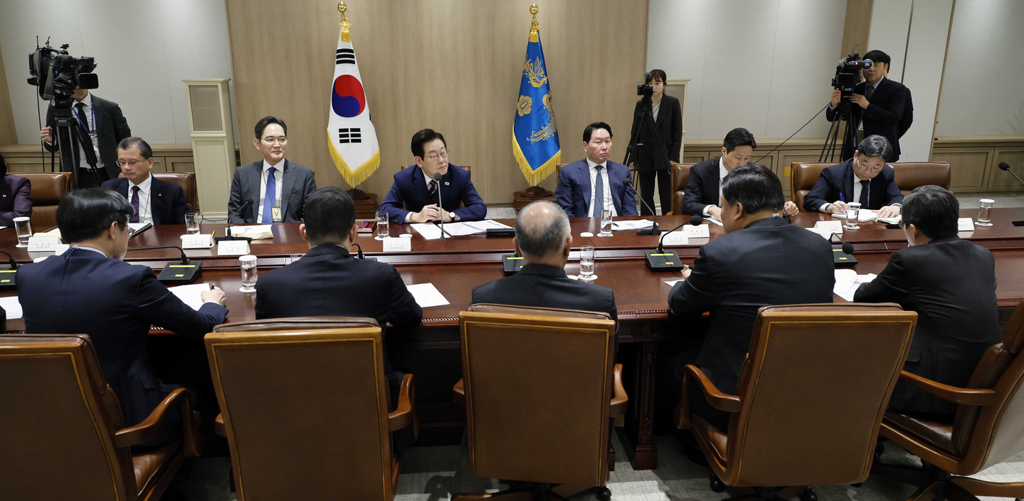 President Lee Jae Myung presides over a meeting with the private sector on follow-up measures to Korea-U.S. tariff negotiations at the presidential office in Yongsan, central Seoul, on Nov. 16. Seven conglomerate leaders attended the session: Samsung Electronics Executive Chairman Lee Jae-yong, SK Group Chairman Chey Tae-won, Hyundai Motor Group Executive Chair Euisun Chung, LG Group Chairman Koo Kwang-mo, HD Hyundai Chairman Chung Ki-sun, Celltrion Chairman Seo Jung-jin, and Hanwha Group Vice Chairman Yeo Seung-joo. [JOINT PRESS CORPS]