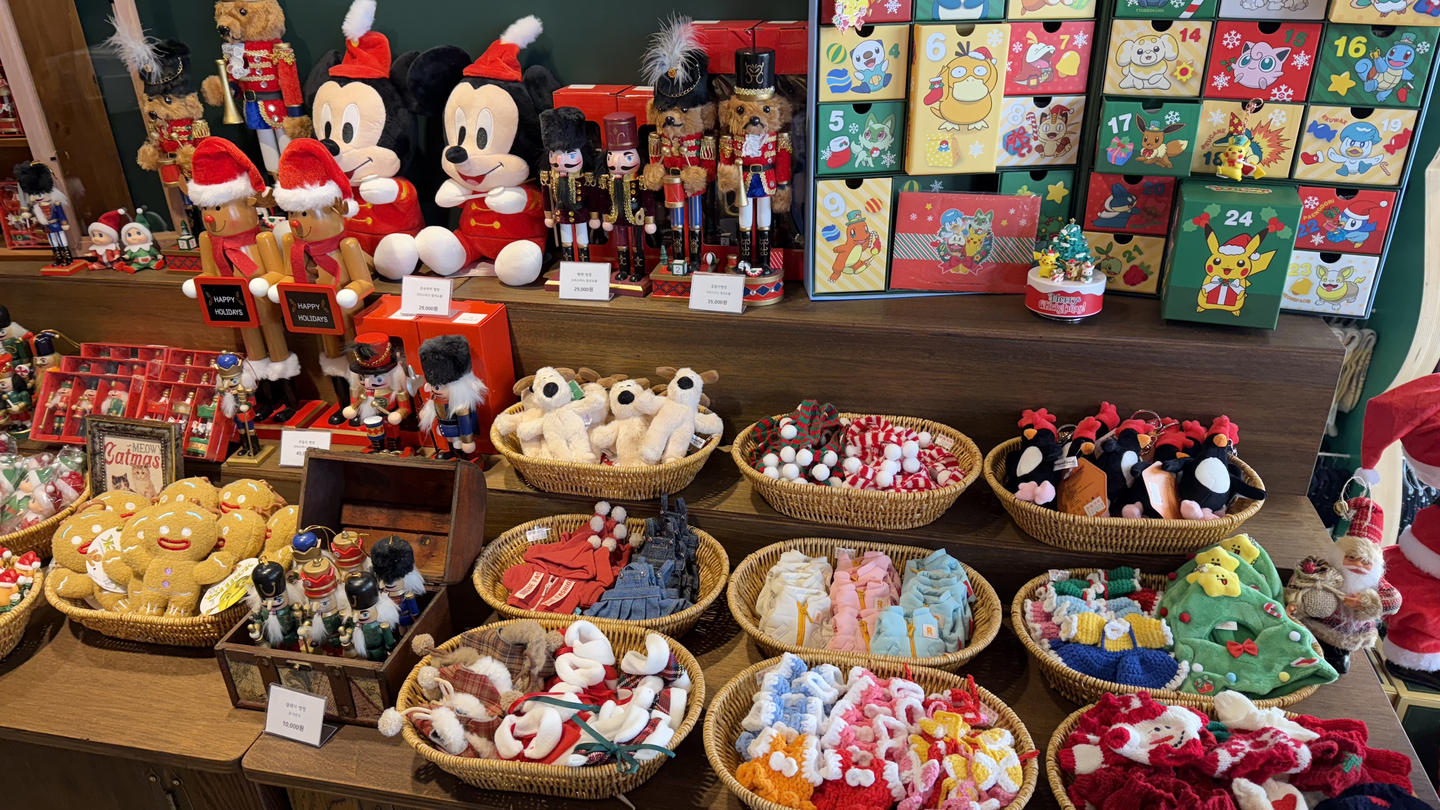 Cute christmas gifts availble at Christmas market [WOO JI-WON]