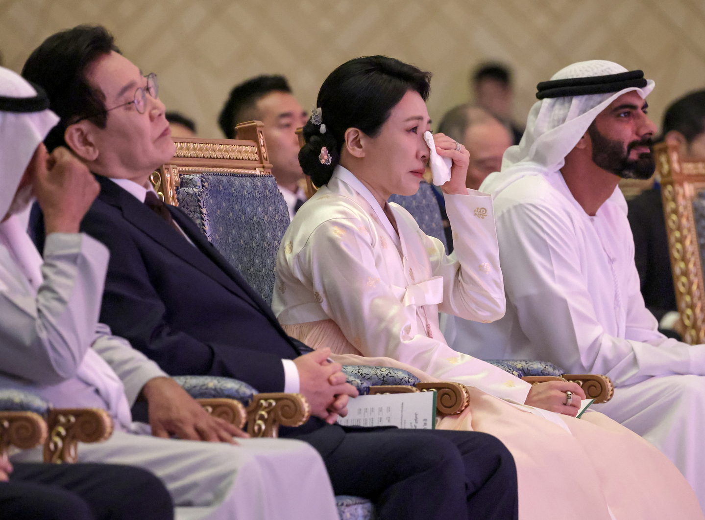 First Lady Kim Hea Kyung, center, sheds tears as soprano Sumi Jo performs at the Qasr Al Watan presidential palace in Abu Dhabi on Nov. 18, during President Lee Jae Myung's state visit to the United Arab Emirates. [JOINT PRESS CORPS]