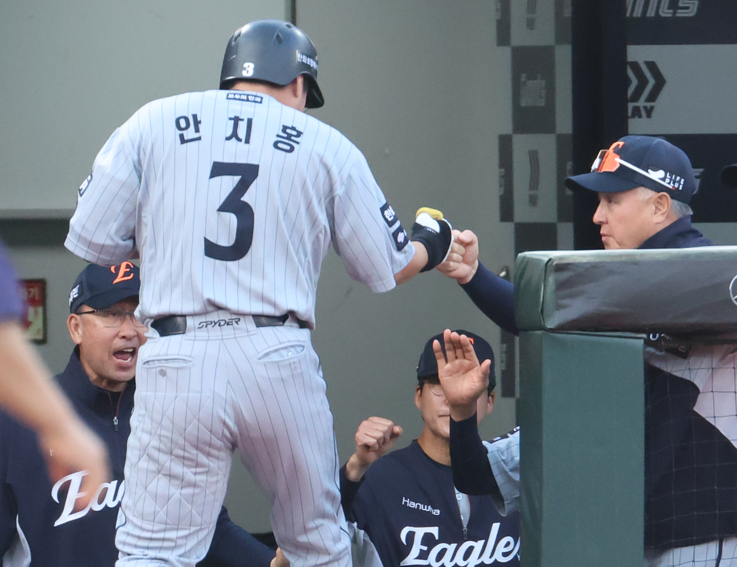 Hanwha Eagles infielder An Chi-hong is greeted by his team at the dugout after hitting a home run during a game against the Lotte Giants at Sajik Stadium in Busan on June 17. [YONHAP] 