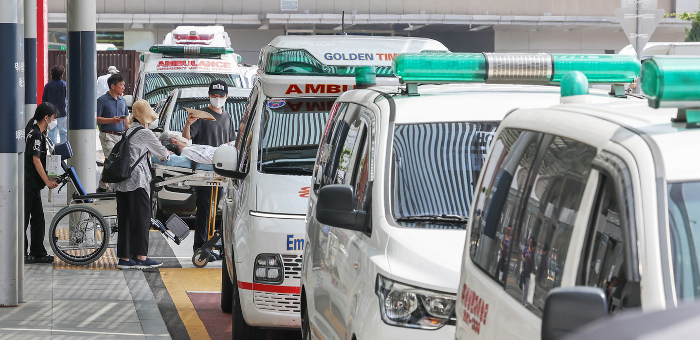 An ambulance transports emergency patients at a university hospital in Seoul. [NEWS1] 