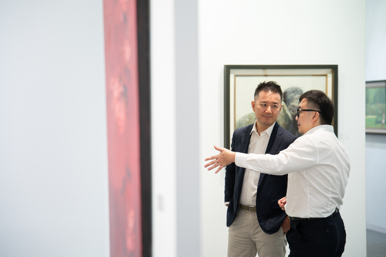People at Art Taipei 2025 discuss paintings [TAIWAN ART GALLERY ASSOCIATION]