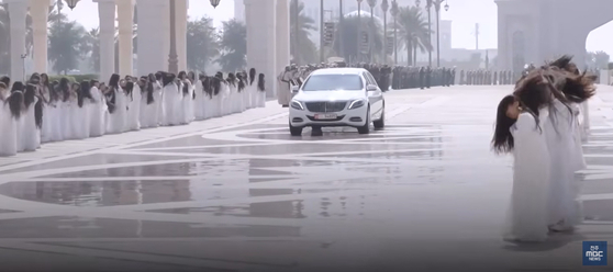 The traditional ritual of Al-Ayyala is performed to welcome Korean President Lee Jae Myung near the presidential palace in Abu Dhabi on Nov. 18. [MBC]