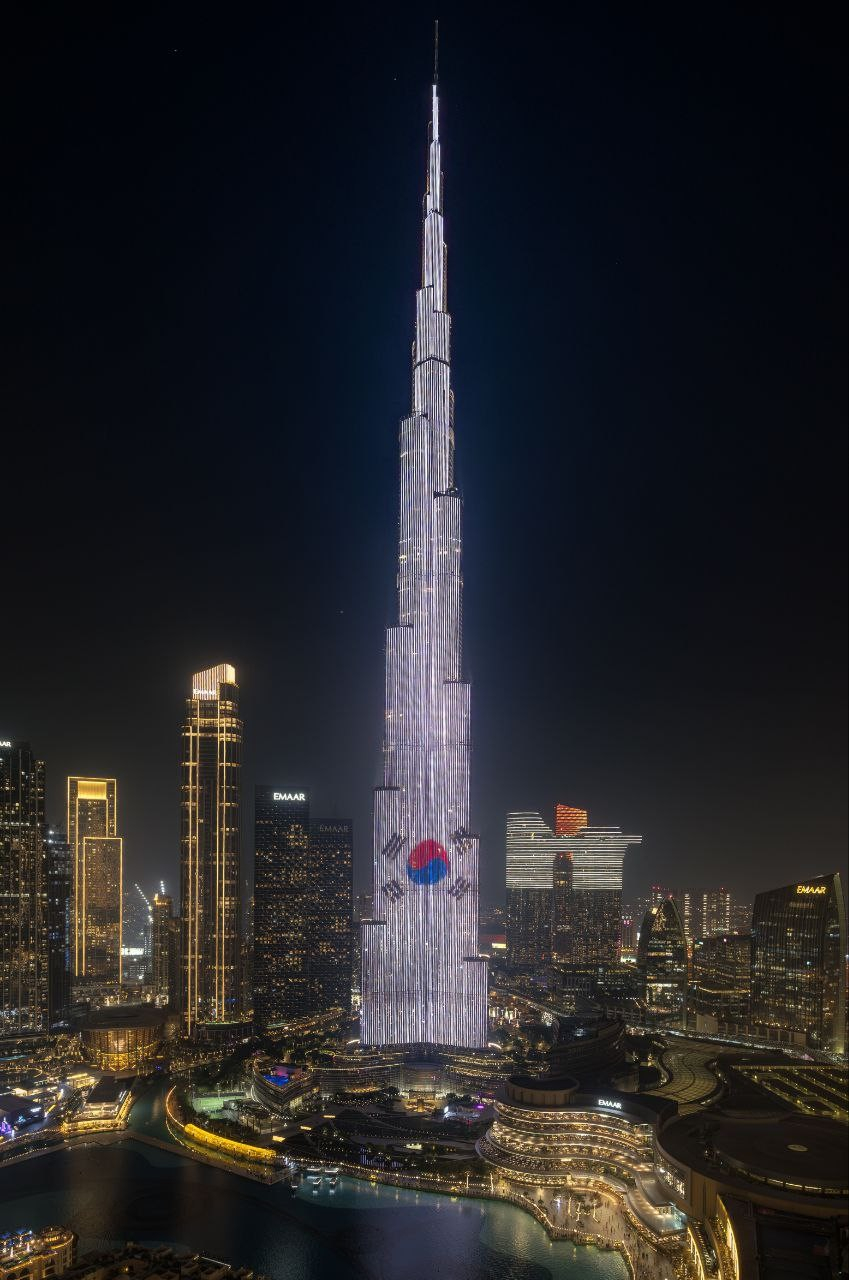 The Korean Taegeukgi is projected on the outside wall of the Burj Khalifa building in Dubai on Nov. 18, the second day of President Lee Jae Myung's state visit to the United Arab Emirates. [PRESIDENTIAL OFFICE]