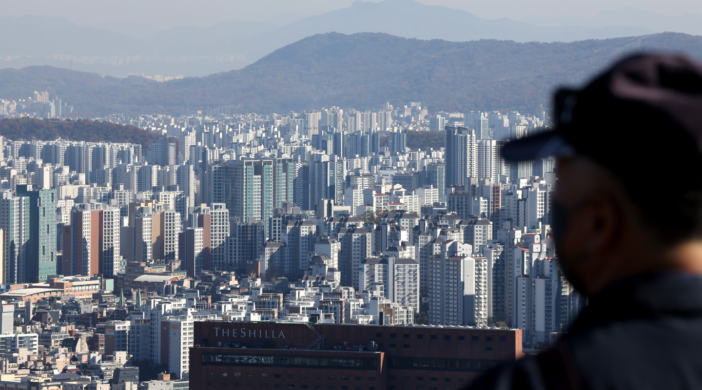 Apartment complexes are seen from central Seoul's Namsan on Nov. 14. [NEWS1]