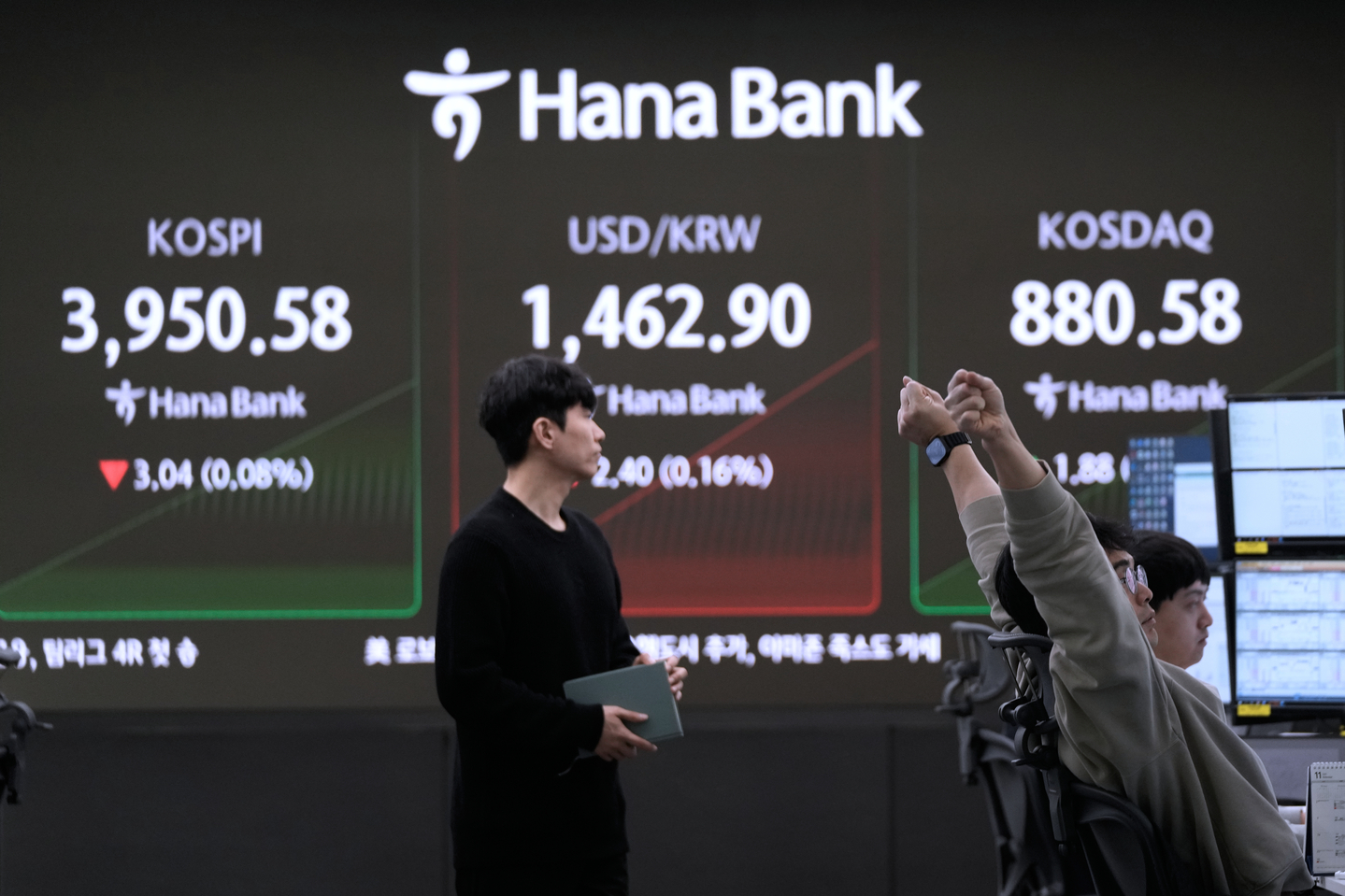 A screen shows the Kospi, left, and the foreign exchange rate between the dollar and won, center, in the foreign exchange trading room of the Hana Bank headquarters in central Seoul on Nov. 19. [AP/YONHAP]