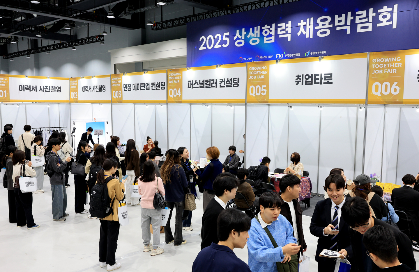 Job seekers browse company booths at the 2025 Win-Win Cooperation Job Fair held at Coex Magok in Gangseo District, western Seoul, on Oct. 21. About 500 partner companies from 13 major conglomerate groups took part in the event. [NEWS1]