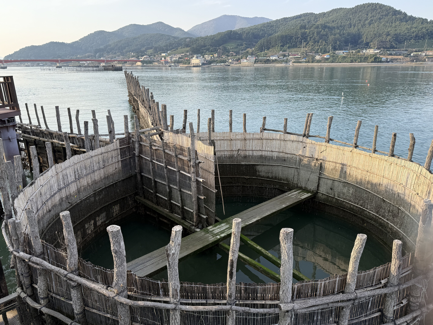 A top view of jukbangryeom preserved in its original form with bamboo weirs and oak tree pillars in Namhae, South Gyeongsang, on Nov. 5 [LEE SOO-JUNG]