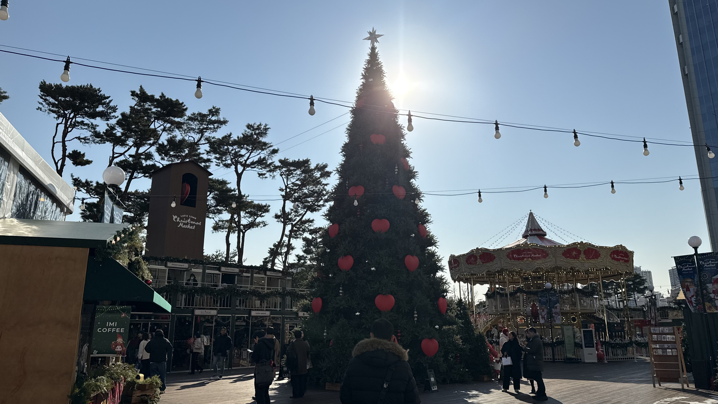 A 13-meter-long Christmas tree at Lotte Town Christmas Market [WOO JI-WON]