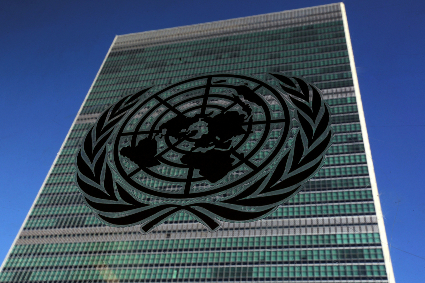 The United Nations logo is pictured in front of the United Nations Headquarters building during the 71st United Nations General Assembly in the Manhattan borough of New York, U.S., Sept. 22, 2016. [REUTERS/YONHAP]