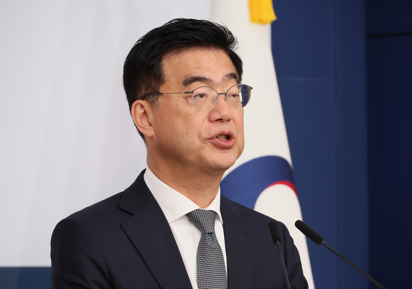 Ministry of Foreign Affairs spokesperson Lee Jae-woong speaks during a regular press briefing at the Government Complex Seoul in Jongno District, central Seoul, on Nov. 13. [YONHAP]