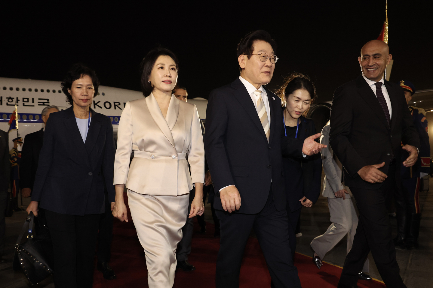 President Lee Jae Myung, right, and first lady Kim Hea Kyung arrive at Cairo International Airport in Cairo, Egypt, on Nov. 19. [YONHAP] 