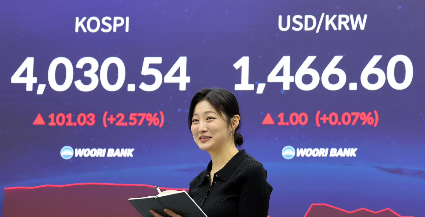 A screen in Woori Bank's trading room in central Seoul shows the Kospi opening on Nov. 20. [YONHAP]