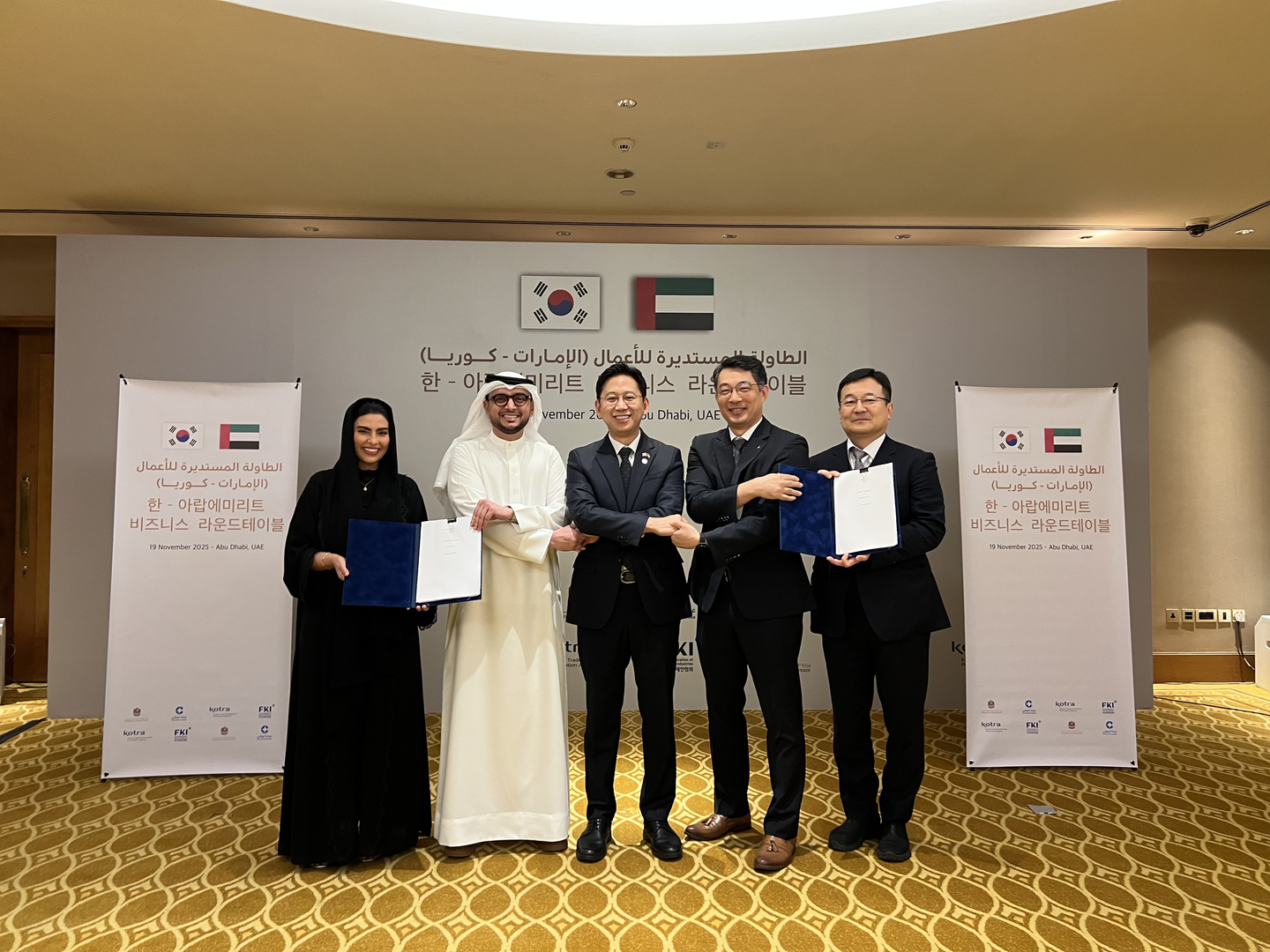 Science and ICT Minister Bae Kyung-hoon, center, poses for a photo with company representatives during an MOU signing ceremony between Autonomous A2Z and Space42 in the United Arab Emirates on Nov. 19. [MINISTRY OF SCIENCE AND ICT]