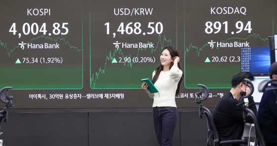 Electronic display boards at Hana Bank in central Seoul show the market closing price on Nov. 20. [NEWS1]