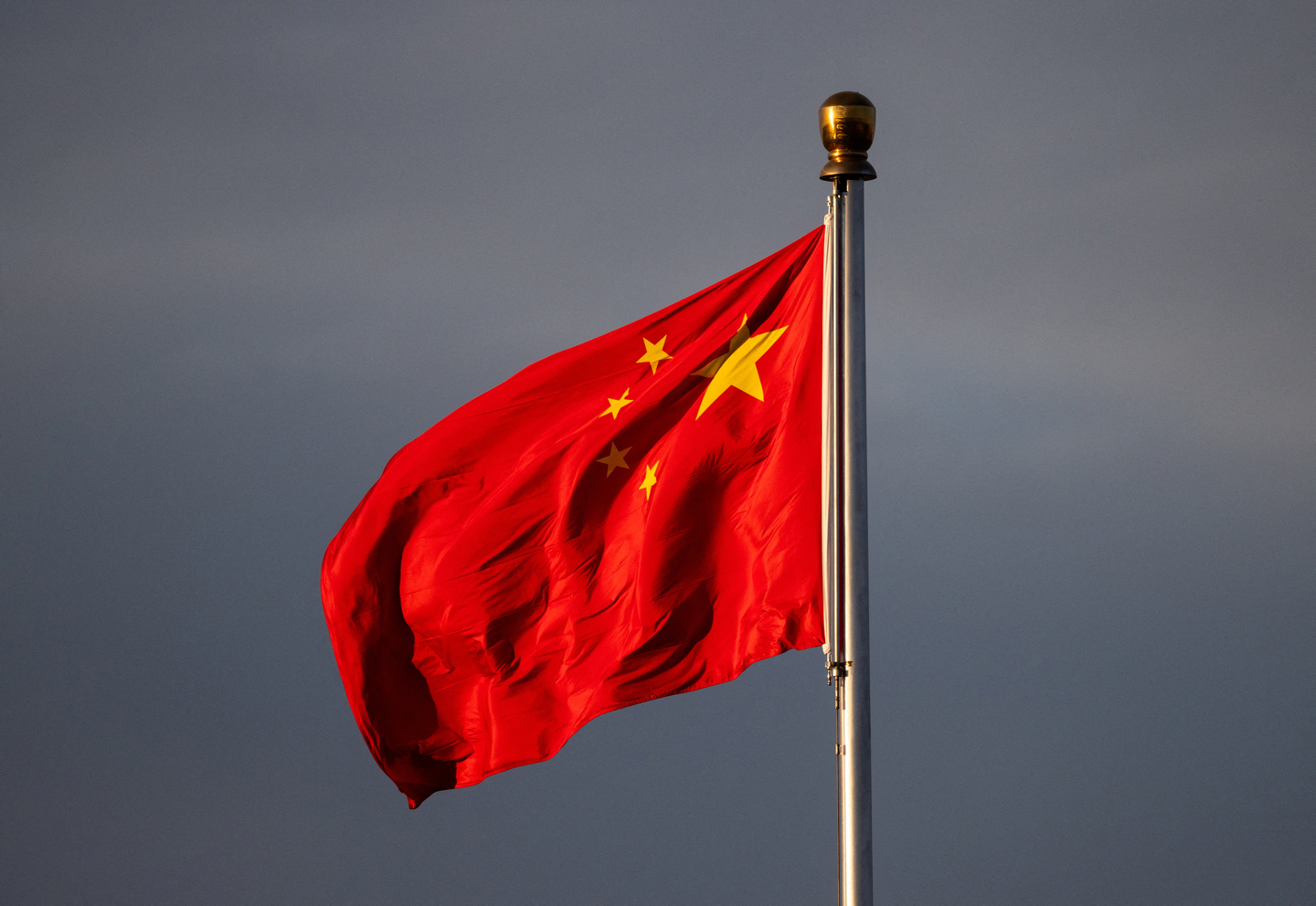China’s national flag flutters in the wind in Beijing, China on Nov. 20. [REUTERS/YONHAP] 