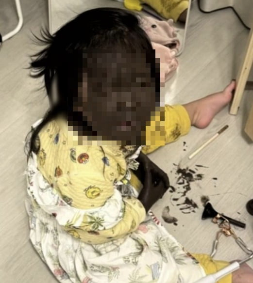 A still from a video that recently surfaced on social media showing a young girl sitting in front of a mirror, crying with black gel eyeliner smeared across her face and hands. The product in question appeared to be Tonymoly’s waterproof gel eyeliner product. [SCREEN CAPTURE]