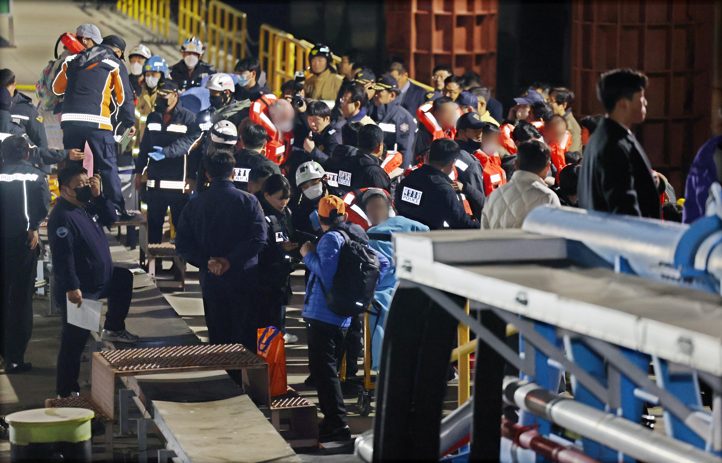 Passengers from the Queen Jenuvia II are escorted to the Mokpo Coast Guard pier in Mokpo, South Jeolla, on Nov. 19 after being rescued. The vessel, carrying 267 people, ran aground near Jokdo, an island in Shinan County, at 8:17 p.m. that day. [YONHAP]