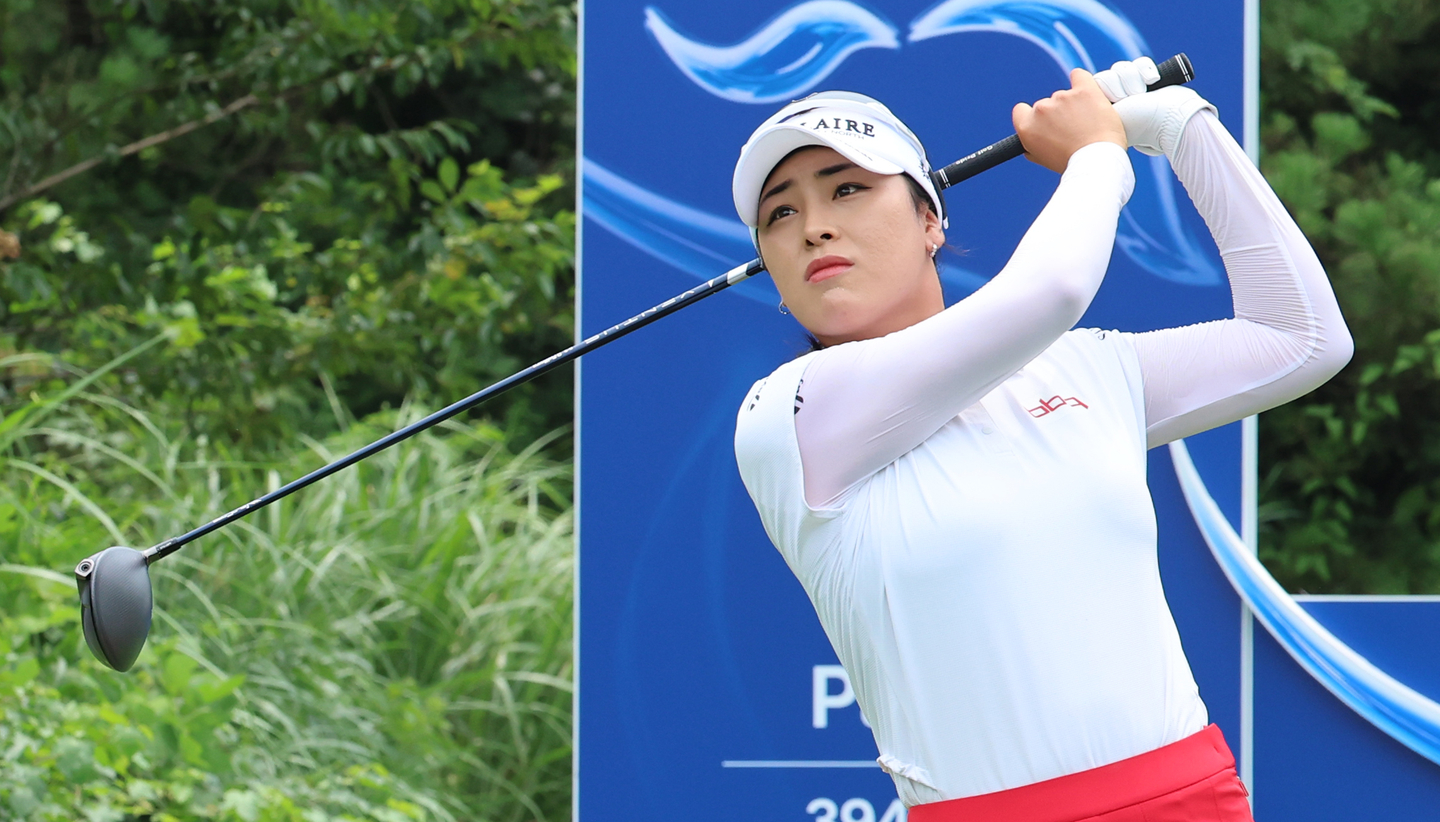 Defending champion Yoon Ina tees off at the first hole during the first round of the KLPGA Tour’s Jeju Samdasoo Masters at Cypress Golf & Resort in Pyoseon-myeon, Seogwipo, Jeju, on Aug. 7. [YONHAP]