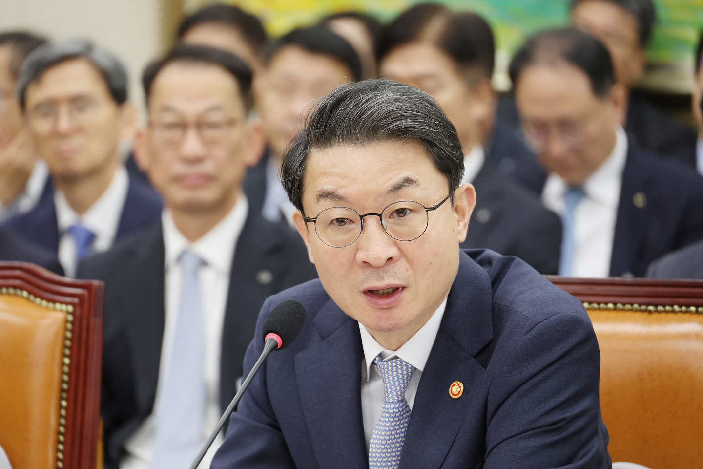 Lee Eog-weon, the chairman of the Financial Services Commission, answers a question during a parliamentary inspection of his agency at the National Assembly in western Seoul on Oct. 20. [YONHAP]