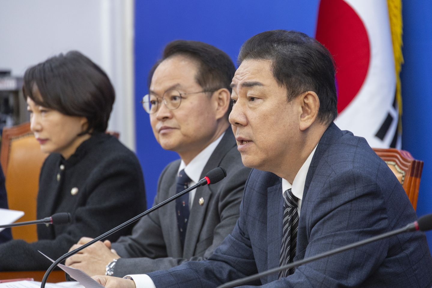 Rep. Kim Byung-kee, floor leader of the liberal Democratic Party, speaks during a policy coordination meeting at the National Assembly in Seoul on Nov. 20. [YONHAP] 
