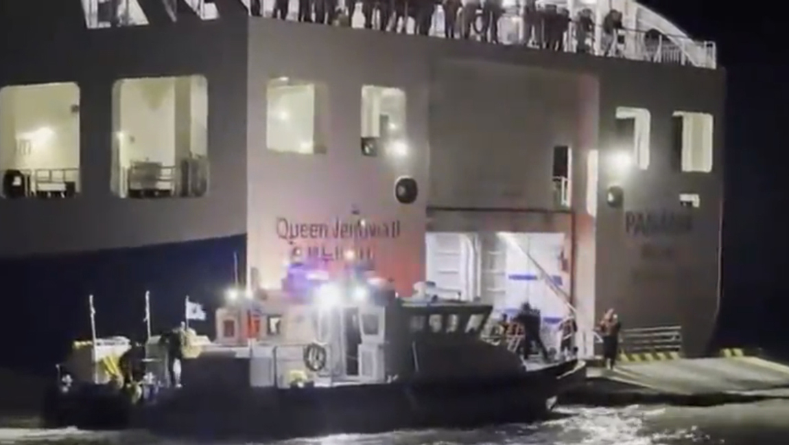 Coast Guard crews conduct rescue operations after a passenger ferry with more than 260 people aboard ran aground at Jokdo in Jangsan-myeon, Shinan County in South Jeolla at about 8:16 p.m. on Nov. 19. [MOKPO COAST GUARD] 