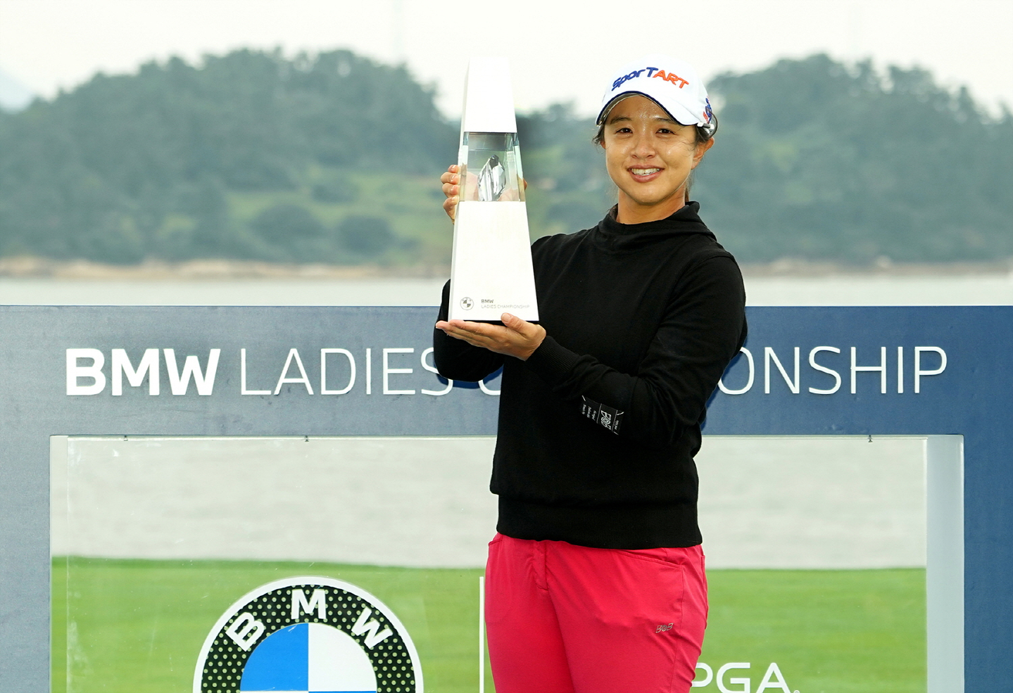 Kim Sei-young poses with the trophy after winning the BMW Ladies Championship at Pine Beach Golf Links in Haenam, South Jeolla Province, on Oct. 19, in this file photo provided by the tournament organizing committee. [YONHAP] 