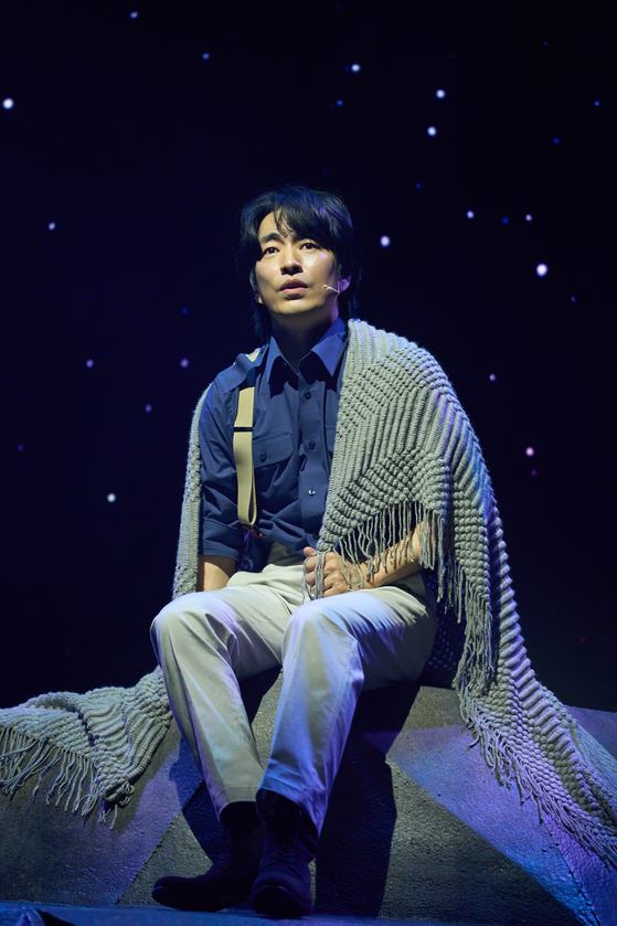 Actor Jung Moon-seong performs as astronaut Michael Collins in the new Korean musical ″Behind the Moon″ at the Chungmu Arts Center in Jung District, central Seoul, on Nov. 18. [COMPANY YEONJAK]         